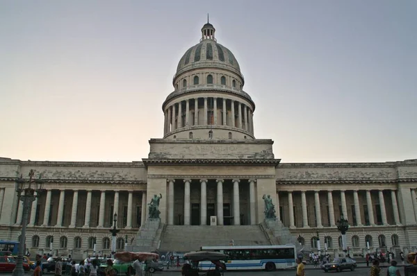 Fachada Del Capitolio Habana Tráfico Frente Ella Cuba — Foto de Stock