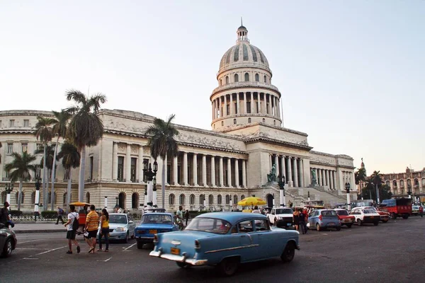 Fassade Des Kapitols Von Havanna Und Verkehr Davor Kuba — Stockfoto