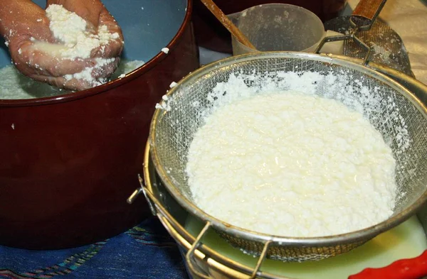 Filtern Der Milch Mit Einem Sieb Das Lab Von Der — Stockfoto