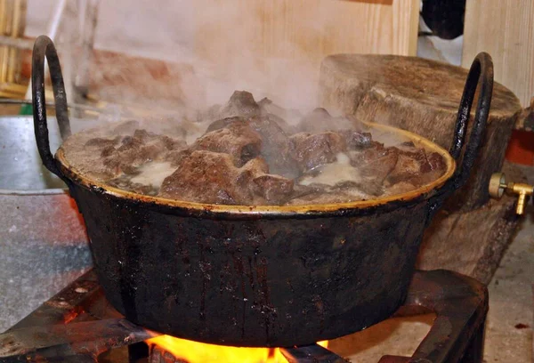 木薯肉制品的屠宰工艺及传统生产 把血煮沸 好准备食物 西班牙一个小村庄的自制猪肉食品 — 图库照片