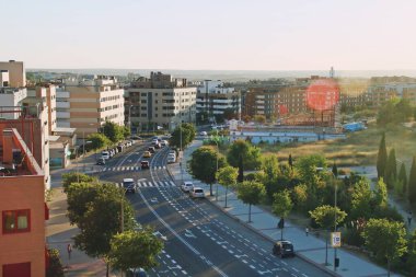 Madrid, İspanya. 10 04 18. Santuario de Valverde Caddesi ve Montecarmelo Bulvarı kavşağında gün batımı. İlahi Kurtarıcı Kilisesi, Katolik Kilisesi arka planda yapım aşamasında..