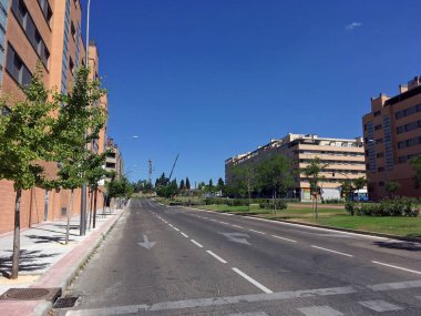 Madrid İspanya. 08 09 2018. Avenida de Montecarmelo açık bir yaz gününde. Madrid 'in kuzeyindeki Montecarmelo yerleşim bölgesi.