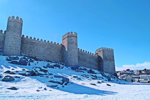 Den Medeltida Muren Avila Spanien Snöig Sluttning Solig Dag — Stockfoto