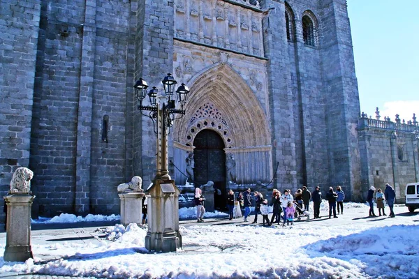 スペインのアヴィラ 2018 キリストの大聖堂は雪と冬に救世主 大聖堂のドアの観光客 — ストック写真