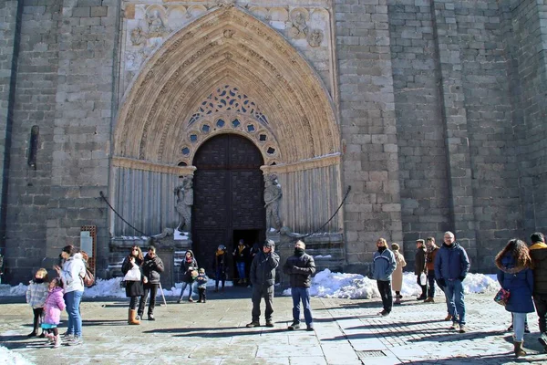 Avila Spanya 2018 Nın Katedrali Kışın Kurtarıcı Karlı Katedralin Kapısında — Stok fotoğraf