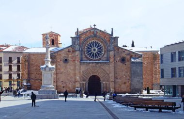Avila, İspanya; 20 10 2018. San Pedro Apostol Katolik Kilisesi (Türkçe: Aziz Peter Havari) ve Avila 'daki büyük eserlerin anıtı. İnsanlar soğuk bir kış sabahında geziniyor.
