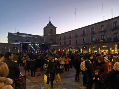 Avila, İspanya. 02 10 2018. Orkestranın animasyonuyla festival: Şehrin karnaval partilerinde müzikal pusula. İnsanlar şehir karnavallarını içki ve müzikle kutluyorlar..