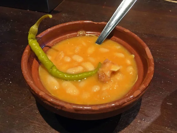 辣椒酱和白豆炖菜 特色菜 西班牙菜 塔帕斯的食物西班牙阿维拉 — 图库照片