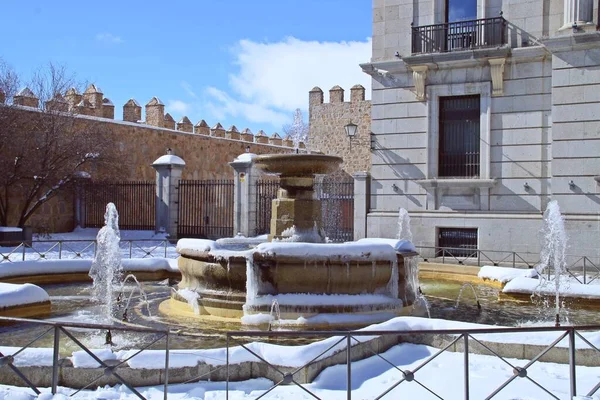 Fontaine Enneigée Sur Place Adolfo Suarez Avila Espagne Détails Des — Photo