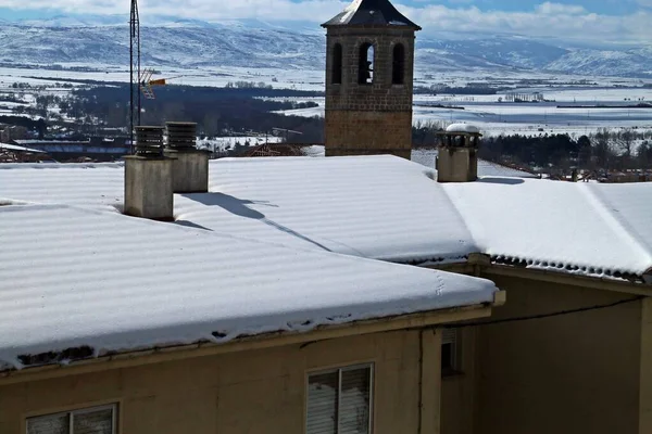 Sneeuwdaken Klokkentoren Van Kerk Van Santiago Avila Spanje Achtergrond Vallei — Stockfoto