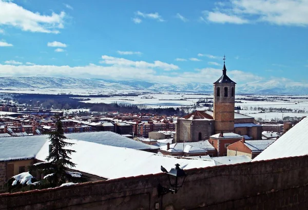 Sneeuwdaken Klokkentoren Van Kerk Van Santiago Avila Spanje Achtergrond Vallei — Stockfoto