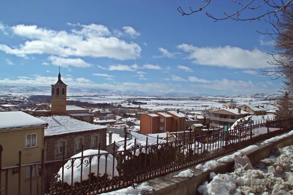 西班牙阿维拉圣地亚哥教堂的雪地屋顶和钟楼 在背景中 奇科河流域和格里多斯山脉在大雪之后的群山 — 图库照片