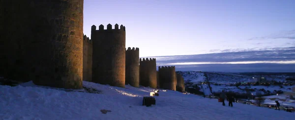 Puesta Sol Muralla Fortaleza Ávila España Cielo Oscureciendo Nevando Tierra — Foto de Stock