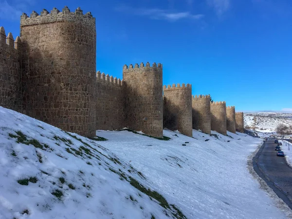 スペインの古代都市アビラの古い中世の壁 雪が降った後の外からのアビラの壁 — ストック写真