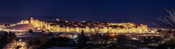 Vista Panorámica Antigua Muralla Medieval Iluminada Antigua Ciudad Ávila España — Foto de Stock