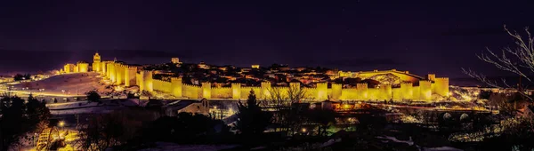 Vista Panorámica Antigua Muralla Medieval Iluminada Antigua Ciudad Ávila España — Foto de Stock