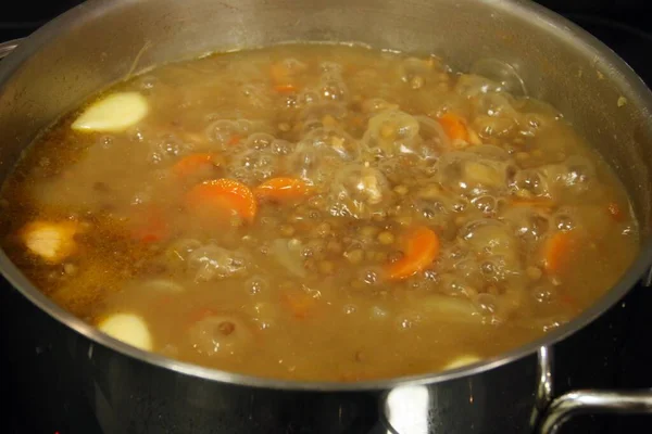 Primer Plano Guiso Lentejas Hirviendo Con Carne Pavo Verduras Comida — Foto de Stock