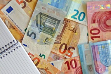 Birçok euro banknot ve defter.