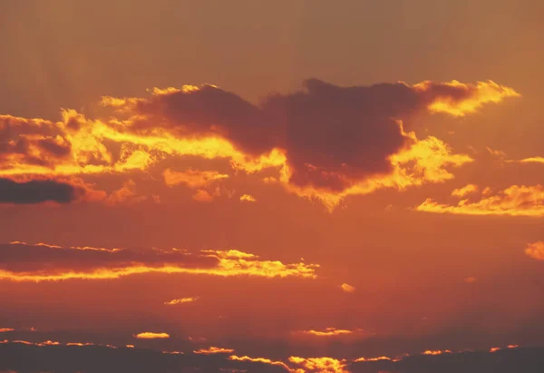 日没時には雲が立ち並ぶ素敵なオレンジ色の空 その日の最後の太陽光線と自然オレンジの背景 — ストック写真