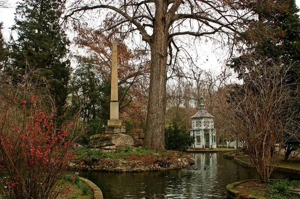 Iaz Parcul Chinezesc Aranjuez Spania Obelisc Templu Vegetație Densă Copaci — Fotografie, imagine de stoc