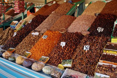 Marakeş, Fas 'ta tarihler ve diğer kurutulmuş meyveler için market tezgahı.