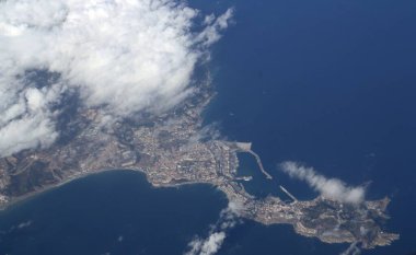Ceuta (İspanya) 'nın Ceuta Boğazı' nın Afrika kıyılarındaki hava manzarası.