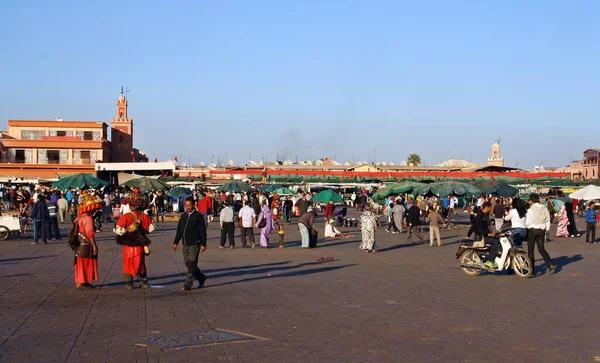 Marrakech Maroko Listopada 2013 Plac Jemaa Fna Gdzie Turyści Mieszkańcy — Zdjęcie stockowe