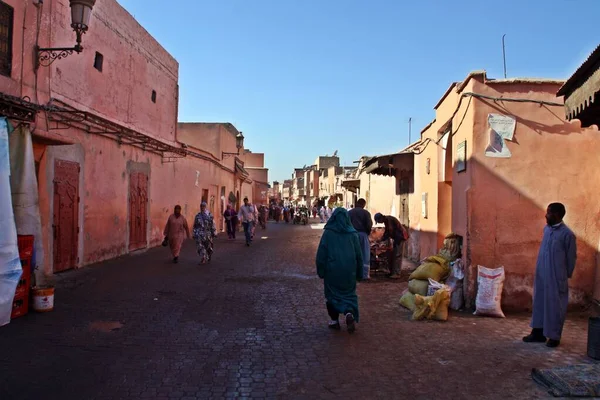 モロッコのマラケシュ 2013年11月14日 マラケシュのメディアの通り 伝統的なイスラム教徒の服を歩くと仕事を持つ人々 — ストック写真