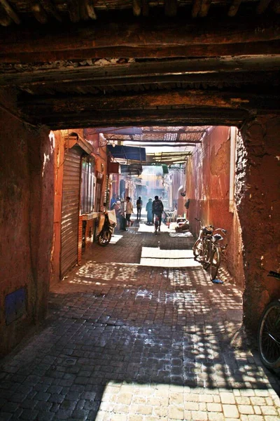 Wąska Zacieniona Aleja Medyny Marrakeszu Maroko — Zdjęcie stockowe