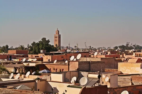 マラケシュの屋根と有名なクトゥビヤモスク 屋上から旧市街の景色 モロッコ — ストック写真