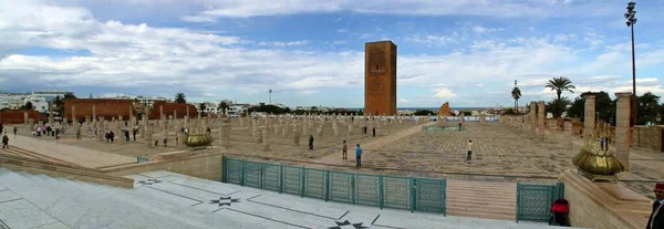 Abat Marrocos Novembro 2013 Turistas Que Visitam Torre Hassan Mausoléu — Fotografia de Stock