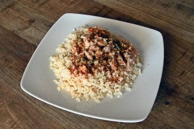 Sporcu için yiyecek, haşlanmış pirinç, doğal ton balığı ve baharat..