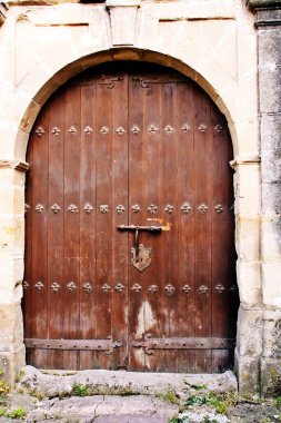 Siguenza, Guadalajara, İspanya 'da bir kilisenin ortaçağ ahşap kapısı.