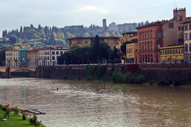Floransa 'da Ponte (İngilizce: bridge) alle Grazie ve Arno nehri manzarası (İtalya)).