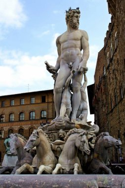 Floransa 'daki Piazza della Signoria' daki mermerden yapılmış Neptün çeşmesi (İtalya).