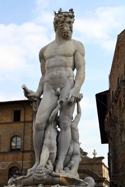 Floransa 'daki Piazza della Signoria' daki mermerden yapılmış Neptün çeşmesi (İtalya).