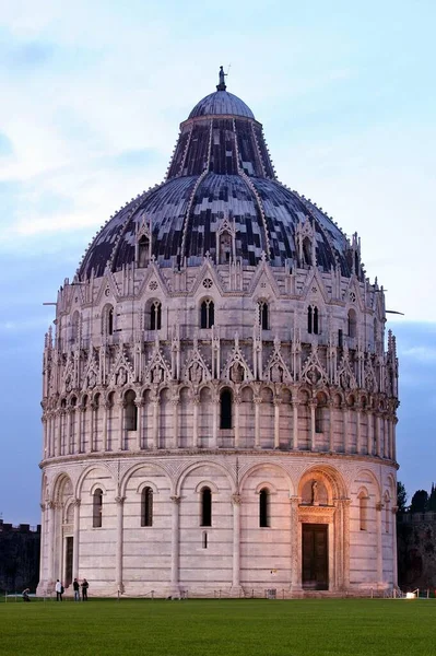 Баптистерий Площади Чудес Пизе Италия — стоковое фото