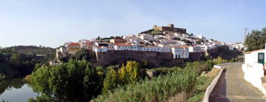 Mertola, Portekiz köyü ve kalesi. Portekiz 'in güneyindeki Alentejo bölgesinde bir köy..