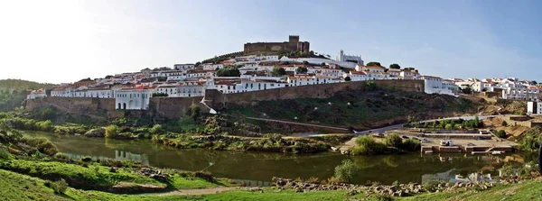 Mertola Χωριό Της Πορτογαλίας Και Κάστρο Του Χωριό Στα Νότια — Φωτογραφία Αρχείου