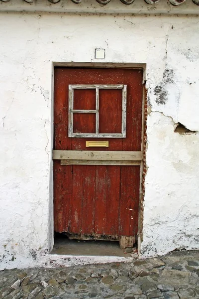 Puerta Roja Una Pared Blanca Arquitectura Características Mertola Pequeño Pueblo —  Fotos de Stock