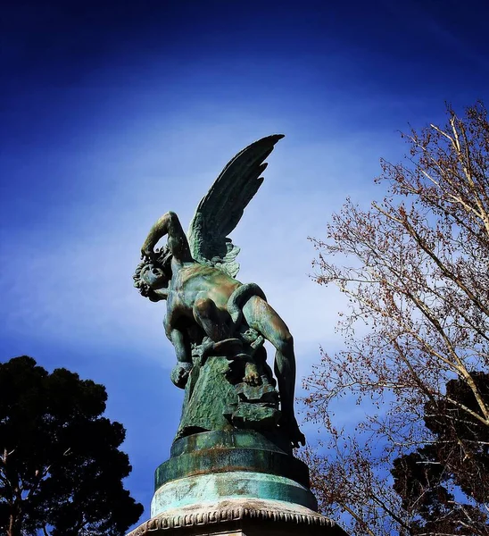 Beeldhouwkunst Van Gevallen Engel Madrid 1885 Retiro Park — Stockfoto