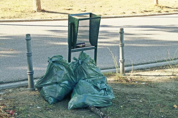 Madryt Hiszpania 2018 Dwie Torby Śmieci Obok Śmietnika Parku Publicznym — Zdjęcie stockowe