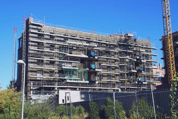 Budova Výstavbě Sousedství Montecarmelo Madrid Španělsko Stavební Jeřáby Lešení Ochranné — Stock fotografie