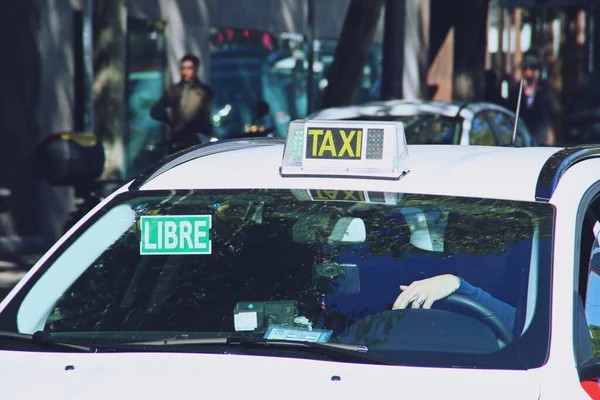 Taxifahrer Warten Einer Zentralen Straße Madrid Spanien Taxifahrer Mit Grüner — Stockfoto