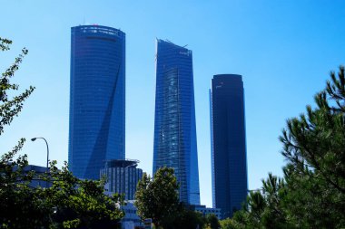 Madrid, İspanya. 10 16 2018. Fuencarral bölgesinin kuzeyinde, San Modesto caddesinden Madrid 'in kuleleri. Gökdelenler yeni finans bölgesinin en temsilci sembolleri..