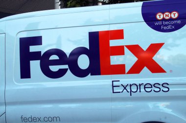 Madrid, İspanya. 10 16 2018. FedEx kurye servis minibüsü. Minibüsün yan tarafında uluslararası şirket logosu serografisi var..