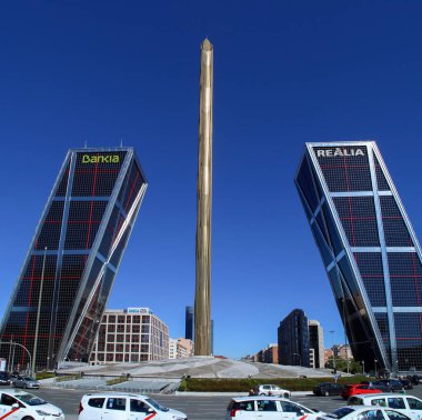 Madrid, İspanya. 10 16 2018. KIO kuleleri veya Avrupa Kapısı ve Madrid 'deki ünlü Paseo de la Castellana' da bulunan dikilitaş. Sırasıyla Realia emlak ve Bankia bankasına ait ofis kuleleri.