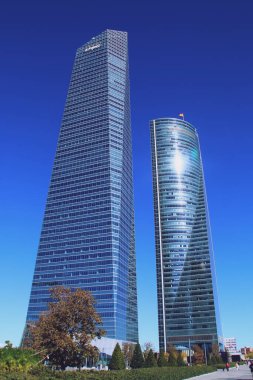 Madrid, İspanya. 10 16 2018. Güneşli bir kış gününde Kristal Kule ve Uzay Kulesi. Cuatro Torres Business Area (CTBA), Castellana Caddesi 'nin yanındaki dört gökdelenden oluşan bir iş parkı..