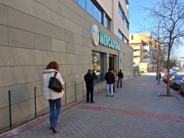 Madrid İspanya. 25 03 2020. İnsanlar Mercadona süpermarketine girmek için kuyruğa giriyorlar. Covid-19 nedeniyle insanlar sosyal mesafelerini koruyorlar ve Montecarmelo mahallesinde alışveriş sıralarını bekliyorlar..