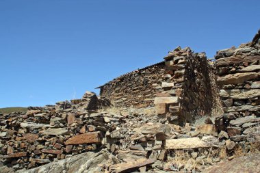 Madrid, Patones de Arriba (İspanya) 'da yaşlı domuz ve koyun ağıllarının kalıntıları).